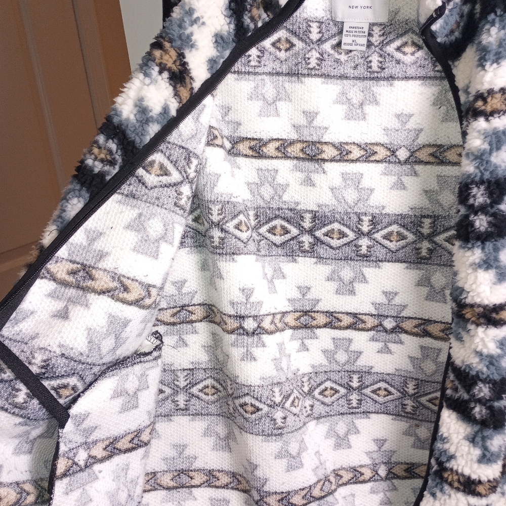 Patterned Fleece Vest - Picture 4 of 6